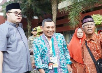 SEORANG bakal jemaah haji lelaki (baju hijau) tertinggal bas ketika dia pergi ke tandas di Kediri, Jawa Timur. - AGENSI