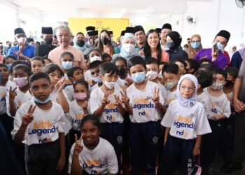 Al-SULTAN Abdullah Ri’ayatuddin Al-Mustafa Billah Shah dan Tunku Hajah Azizah Aminah Maimunah Iskandariah (tengah) berkenan bergambar bersama murid pelbagai kaum yang terpilih untuk menyertai Nicol David Organisation (NDO) selepas melancarkannya di Bukit Jalil, Kuala Lumpur, baru-baru ini. – FB ISTANA NEGARA