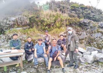RICHARD Soibi (tiga dari kiri) semasa membawa pendaki mendaki Gunung Kinabalu baru-baru ini.