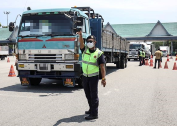 ANGGOTA penguat kuasa Jabatan Pengangkutan Jalan (JPJ) Negeri Selangor memeriksa lori-lori treler dalam  operasi 'Op Selit' di susur keluar lebuh raya Plaza Tol Bukit Raja. - UTUSAN/ZULFADHLI ZAKI