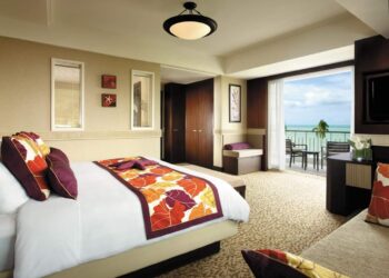 TEMPAHAN hotel di Pulau Pinang ketika ini melonjak sehingga 90 peratus namun pihak hotel terus berdepan masalah kekurangan pekerja khususnya pekerja asing yang belum dibenarkan dibawa masuk ke negara ini.