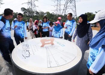 ORANG ramai berpeluang melihat jam matahari yang terdapat di PD Forest @ Sungai Menyala, Port Dickson.
– UTUSAN/MOHD. SHAHJEHAN MAAMIN