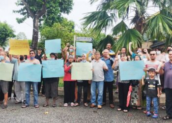 SEBAHAGIAN penduduk mendesak masalah geran tanah mereka diselesaikan oleh pihak terlibat di Taman Lestari Putra, SerI Kembangan, Selangor. - UTUSAN/MAISARAH SHEIKH RAHIM