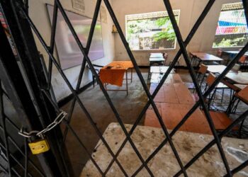 KEADAAN kelas yang dikunci di sebuah sekolah kerajaan di Colombo, Sri Lanka. – AFP