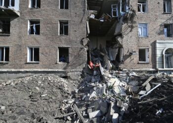 SEBAHAGIAN bangunan kediaman musnah akibat serangan roket Russia di bandar Bakhmut, Ukraine. – AFP
