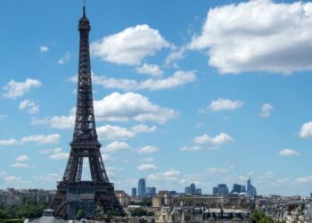 MENARA Eiffel dilaporkan kini memerlukan pembaikan sepenuhnya. - AFP 