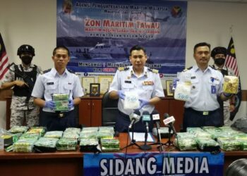 SHAHRIZAN Raman (tengah) menunjukkan hasil rampasan dadah yang dibuang ke perairan Inderasabah, Tawau dalam sidang akhbar hari ini.