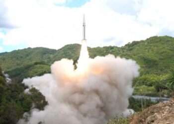 TENTERA Pembebasan Rakyat (PLA) melancarkan peluru berpandu balistik ke arah perairan di luar pantai timur Taiwan. - AGENSI