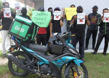 SEKUMPULAN penghantar makanan berhimpun membantah tindakan syarikat yang  didakwa mengurangkan upah perkhidmatan mereka di Ipoh hari ini. - UTUSAN/MUHAMAD NAZREEN SYAH MUSTHAFA