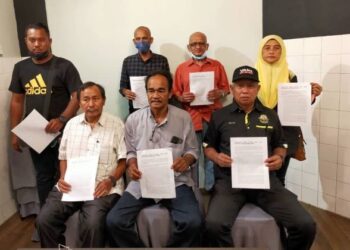 WAKIL lapan Bahagian Warisan di Perak yang mengisytiharkan keluar parti selepas hilang kepercayaan terhadap pucuk pimpinan dalam sidang akhbar di Ipoh hari ini. - UTUSAN