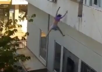RAKAMAN video menunjukkan mangsa melompat keluar dari tingkap sebuah bangunan di Turki.-AGENSI