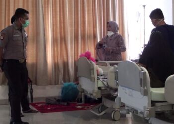 MANGSA menjalani rawatan di Hospital Umum Daerah Syeikh Yusuf, Gowa, Sulawesi Selatan dengan keadaan mata tercungkil.-KOMPAS.COM