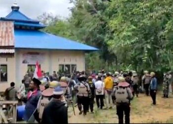 ANGGOTA polis dikerahkan mengawal keadaan orang ramai yang merosakkan sebuah masjid di Sintang.-AGENSI