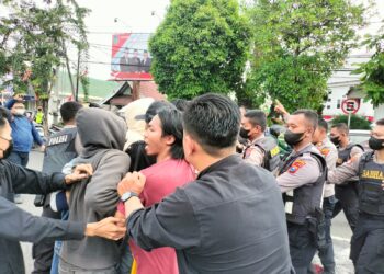 GOLONGAN pelajar universiti merusuh dengan polis ketika membantah kenaikan harga bahan bakar bersubsidi di Jombang, Jawa Barat. - AGENSI