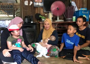 MOHD. Azura@Azri Mat Rusof (kiri) bersama isteri dan empat  anaknya di RKT Kesedar Chalil, Gua Musang, Kelantan. - UTUSAN/AIMUNI TUAN LAH