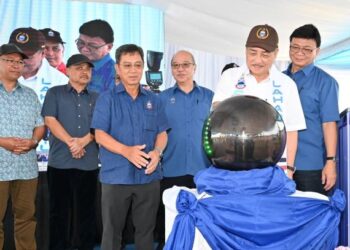 HAJIJI Noor (dua kanan) melakukan simbolik pelancaran Pelabuhan POIC di Lahad Datu, Sabah hari ini.