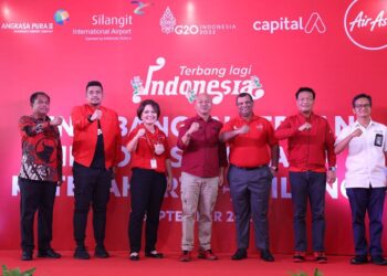 TONY Fernandes (tiga, kanan); Ketua Daerah Tapanuli Utara, Drs. Nikson Nababan (tengah) dan Ketua Pegawai Eksekutif AirAsia Indonesia, Veranita Yosephine Sinaga (tiga kiri) ketika pelancaran laluan Airasia Jakarta-Silangit di Danau Toba, Indonesia, baru-baru ini.