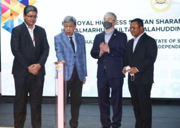 SULTAN Sharafuddin Idris Shah berkenan merasmikan Port Klang Cruise Terminal (PKCT) disaksikan oleh Wee Ka Siong (dua, kanan), Amirudin Shari (kanan) dan Azman Shah Mohd. Yusof di Pelabuhan Klang, semalam. 
– UTUSAN/AFIQ RAZALI.