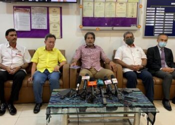 KHAIRY Jamaluddin (tengah) dalam sidang media selepas majlis menandatangani MoU antara HUS, Novartis Malaysia dan CRM di HUS, Kuching petang tadi.