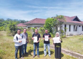 BEBERAPA pembeli menunjukkan dokumen pembelian rumah yang terbengkalai di projek perumahan Fasa 2, Bandar Baru Kemang Tiruk, Serada, Kuala Terengganu. - UTUSAN/ZAID MOHD. NOOR