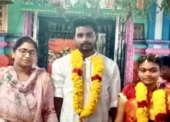 VIMALA bergambar bersama pasangan pengantin baharu, Kalyan dan Nitya Sree pada majlis perkahwinan mereka. - AGENSI