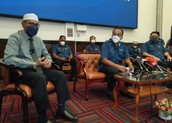MOHD. RAFIQ Naizamohideen (tengah) bercakap kepada pemberita semasa sidang akhbar PN Melaka di Ayer Keroh, Melaka. - UTUSAN/MUHAMMAD SHAHIZAM TAZALI