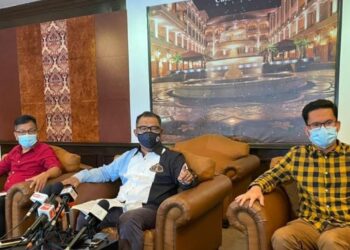 NORHIZAM (dari kiri), Idris dan Noor Effandi mengadakan sidang akhbar di sebuah hotel di Taman Kota Laksamana, Melaka. - UTUSAN/DIYANATUL ATIQAH ZAKARYA