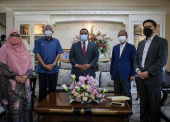 MUHAMMAD Sanusi Md. Nor (tengah) bergambar bersama Mahdzir Khalid (dua kiri) di Pejabat Menteri Besar, Wisma Darul Aman, Alor Setar hari ini. - UTUSAN/MOHD. RAFIE AZIMI