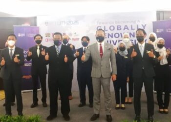 AHMAD Masrizal Muhammad (depan tiga dari kanan) bergambar dengan Majlis Perwakilan Pelajar (MPP) UiTM sempena Konvensyen MPP UiTM di Bangunan Canseleri di sini hari ini. - UTUSAN / ABDUL RAZAK IDRIS