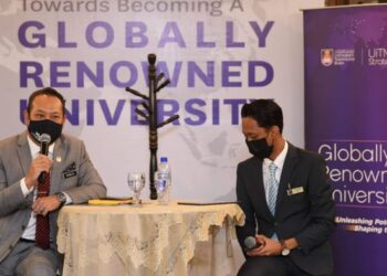 AHMAD Masrizal Muhammad berucap dalam sesi Town Hall bersama Majlis Perwakilan Pelajar (MPP) UiTM sempena Konvensyen MPP UiTM di Bangunan Canseleri di sini hari ini. - UTUSAN / ABDUL RAZAK IDRIS