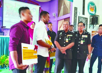 AJIDIN Salleh (tiga dari kanan) berbual dengan dua bekas pelajar SHG yang mendapat keputusan cemerlang dalam SPM 2021 pada Majlis Anugerah Kecemerlangan SPM SI dan SHG di Telok Mas, Melaka. 
– UTUSAN/MUHAMMAD SHAHIZAM TAZALI