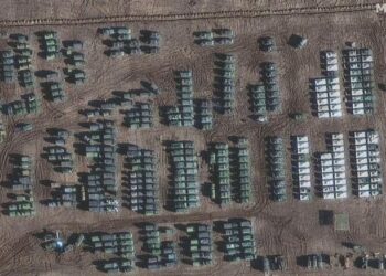 RAKAMAN imej satelit menunjukkan unit pertempuran dan kelengkapan ketenteraan di Yelnya, Rusia. - MAXAR