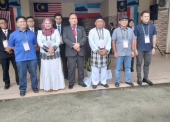 RONALD Kiandee (dua kanan) bersama calon-calon Parlimen Beluran di Dewan Serbaguna Beluran hari ini.