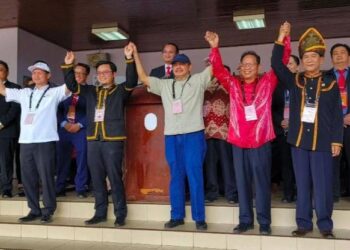 EWON Ebin (tengah) bersama calon Parlimen Ranau semasa pengumuman calon di Dewan Masyarat Ranau hari ini.