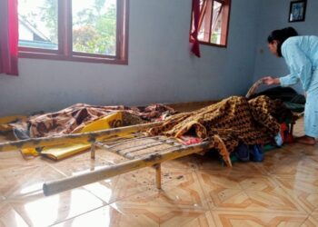 PENDUDUK kampung melihat jenazah ibu dan anak yang ditemukan saling berpelukan di kampung Curah Kobokan, Lumajang. - AGENSI