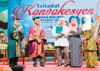 RASHIDAH Mei Hua Abdullah menerima skrol diploma arwah anaknya pada Majlis Konvokesyen Politeknik Merlimau Melaka (PMM) Ke-20 di Jasin, Melaka.