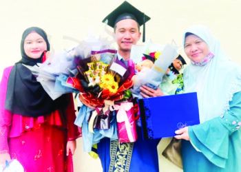 MUHAMMAD Nur Azam Ghazali (tengah) meraikan kejayaan selepas menerima Ijazah Sarjana Pendidikan Awal Kanak-Kanak bersama ibunya, Jaina Yusoff (kanan) dan adik perempuannya, Maisara sempena Majlis Istiadat Konvokesyen Kali Ke-24 di Kampus Sultan Azlan Shah UPSI di Tanjung Malim. – UTUSAN/IHSAN UPSI