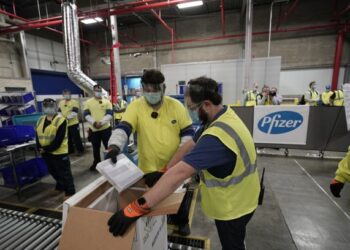 ADA pemimpin negara kaya raya memesan jumlah vaksin berlipat kali ganda mengatasi keperluan sebenar. 
– AFP