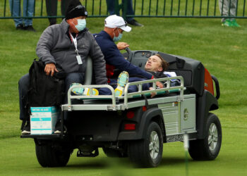 TOM Felton dibawa menaiki 'buggy' ke tepi lapangan selepas rebah dalam kejohanan golf di Wisconsin. - AFP