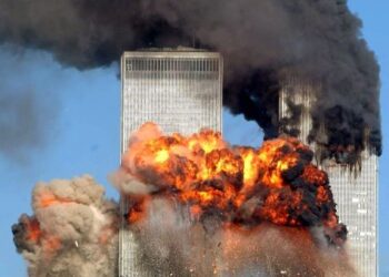 SERANGAN terhadap Pusat Dagangan Dunia (WTC) di New York yang mengorbankan ribuan nyawa. – AFP