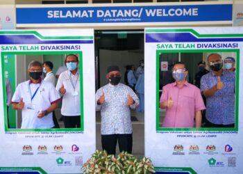 MOHD. Khairuddin Aman Razali (tiga dari kiri) bergambar bersama Wee Jeck Seng ketika melawat PPVIN Olak Lempit Banting hari ini. - UTUSAN / ABDUL RAZAK IDRIS