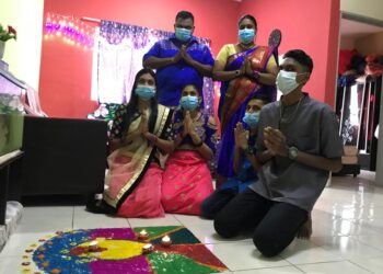 RANI bersama suami dan anak-anak mereka menyambut Deepavali secara sederhana di PPR Gua Musang, Kelantan hari ini/ - UTUSAN/AIMUNI TUAN LAH