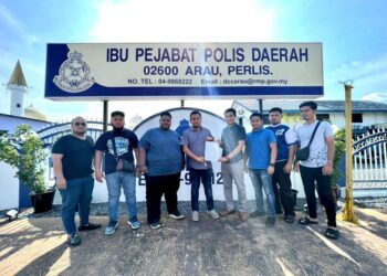 ABDUL Azim Abdullah (empat dari kiri) hadir bersama barisan pergerakan Pemuda UMNO Bahagian Arau membuat laporan polis berhubung penganjuran program Thai Hot Guy di IPD, Arau, Perlis hari ini.- UTUSAN