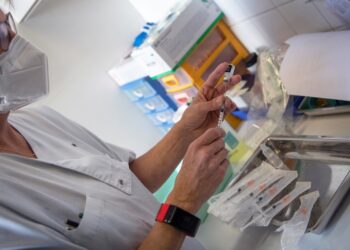 PETUGAS kesihatan sedang menyediakan suntikan vaksin Covid-19 keluaran Pfizer-BioNTech di Hospital Timone di Marseille, tenggara Perancis. - AFP