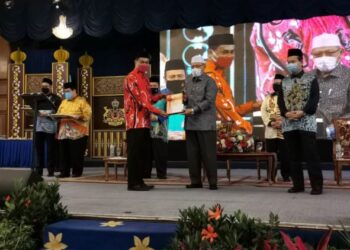 AHMAD Yakob menyampaikan sijil penghargaan kepada penerima sempena Majlis Amanat Tahun Baharu 2022 di Kompleks Kota Darulnaim di Kota Bharu, Kelantan hari ini. - UTUSAN/ROSALWANI CHE SOH