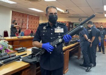 ABDUL MAJID Mohd. Ali menunjukkan satu laras senapang angin yang menyerupai senjata sebenar ketika sidang akhbar di IPK Melaka, Bukit Beruang, Melaka. - UTUSAN/DIYANATUL ATIQAH ZAKARYA