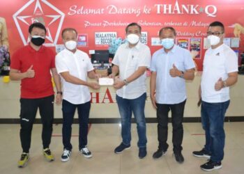 LOKE Siew Fook menerima sumbangan daripada  Ben Chin pada majlis yang diadakan di Nilai, Seremban hari ini.-UTUSAN/ZAKKINA WATI AHMAD TARMIZI