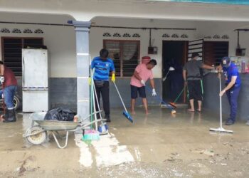 SUKARELAWAN Malaysia Airports membantu membersihkan kediaman mangsa terjejas banjir baru-baru ini.