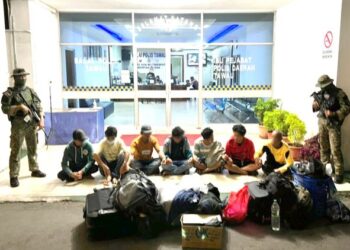 TUJUH PATI warga Indonesia yang ditahan di Terminal Bas Tawau semalam.-IHSAN ATB 2