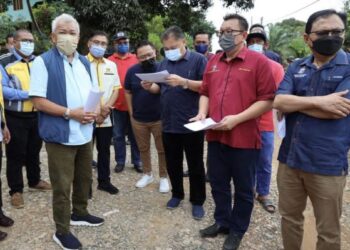 BUNG Moktar (dua kiri) melawat kawasan tanah runtuh di Kampung Segaliud, Kinabatangan semalam.